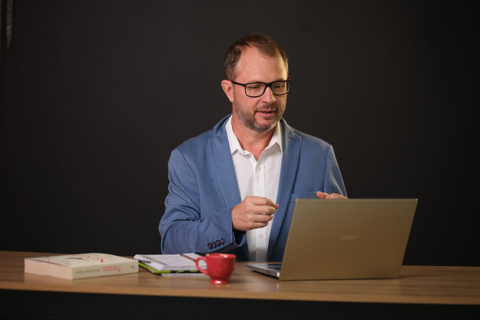 Homem fazendo uma mentoria individual pelo computador.